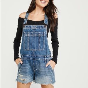 ✨NWT! A&F RIPPED DENIM SHORTALLS “XS”✨